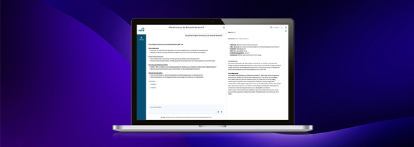 Zwei Personen auf Couch