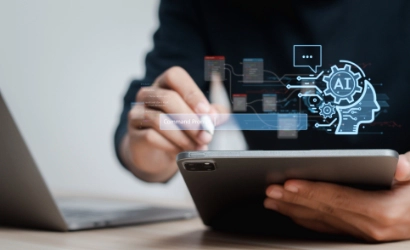 Person arbeitet am Tablet